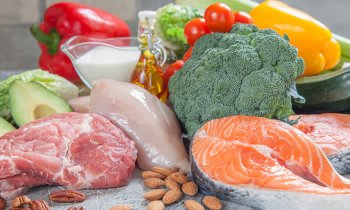 In questo articolo Parliamo della Dieta Chetogenica, spiegandoti come funziona, quali alimenti prevede e a quali benefici ed effetti collaterali puoi andare in contro mangiando in questo modo