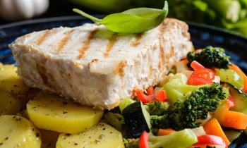 In questo articolo parliamo della Dieta a Zona, spiegandoti come funziona, quali alimenti prevede e a quali benefici ed effetti collaterali puoi andare in contro mangiando in questo modo.