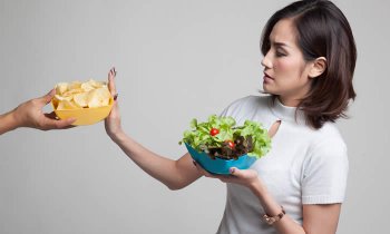 In questo articolo parliamo del Digiuno Intermittente, spiegandoti come funziona, quali alimenti prevede e a quali benefici ed effetti collaterali puoi andare in contro mangiando in questo modo.