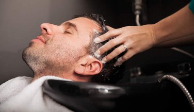 In questo articolo parliamo dell'importanza che il massaggio dei capelli - o meglio dello scalpo - riveste in chiave anticaduta. Scoprirai perché è importante e come si esegue al meglio per stimolare la circolazione e combattere la caduta eccessiva