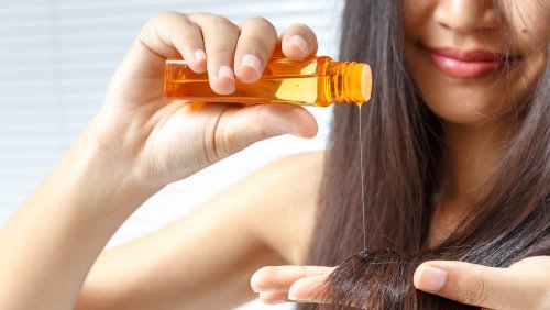 Capelli Crespi e Sciupati? Danni da Sole e Doppie Punte? L'olio per capelli può rappresentare una soluzione. Scopriamo Insieme a cosa serve, quali ingredienti può contenere e come Usarlo al Meglio scegliendo i Prodotti Migliori