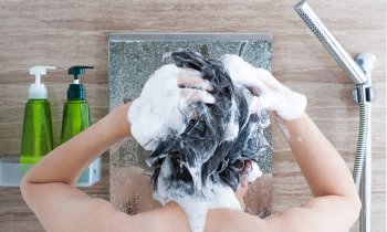 Difficilmente, da soli, gli shampoo anticaduta matengono le promesse legate all'aggettivo di cui vengono insigniti (anticaduta appunto). In questo articolo scopriremo il ruolo e l'efficacia degli shampoo anticaduta e dei loro ingredienti attivi.