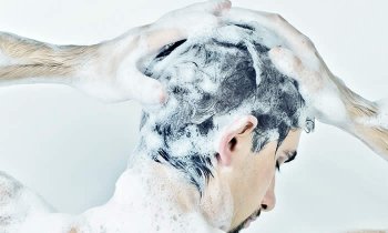 Con questo articolo impariamo a conoscere più da vicino gli shampoo anticaduta. Ci addentreremo nella lista degli ingredienti per capire cosa contengono e quali shampoo e quali principi attivi sono più efficaci per arrestare la caduta dei capelli.