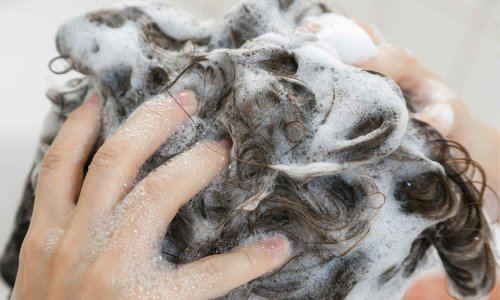 Gli shampoo anticaduta sono una delle soluzioni più semplici ed efficaci per liberarsi del propoblema delle tanto odiate 