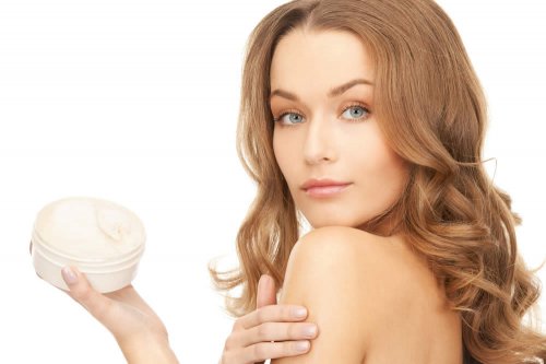 Le BB cream per capelli svolgono la duplice funzione di facilitare la messa in piega e di proteggere la struttura del capello dalle aggressioni di phon, piastra e inquinamento