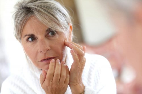 La pelle matura è più secca e fragile rispetto alla pelle giovane, a causa dei bassi livelli di estrogeni associati alla menopausa. Di conseguenza sono indicate creme ricche, con maggior componente grassa (oli, burri, ceramidi) e idratante