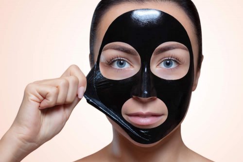 In questo articolo parliamo della Maschera Nera o Black Mask: analizzandone gli ingredienti, i loro benefici e l'azione purificante contro i punti neri, per capire quale prodotto scegliere e come utilizzarlo al meglio per la propria bellezza!