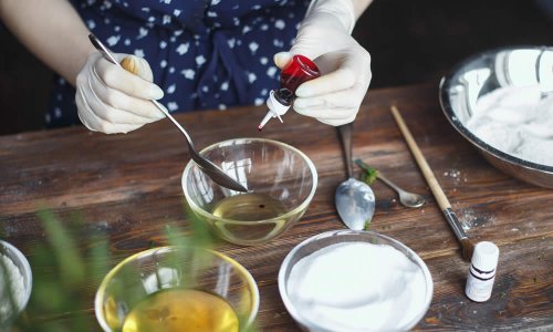 Con le tue mani puoi preparare tantissimi tipi di sapone, da regalarti e da regalare. Vediamo insieme alcune semplici ricette e idee per ottenere saponi naturali che coccolino i vari tipi di pelle