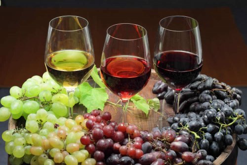 I vini si possono classificare secondo molti parametri (colore, grado alcolico, tipo di uva, età, provenienza e presenza di CO2 ecc.). In base a questi criteri, si distinguono vini rossi, bianchi, rosati, dolci, fermi, frizzanti, giovani, biologici ecc.