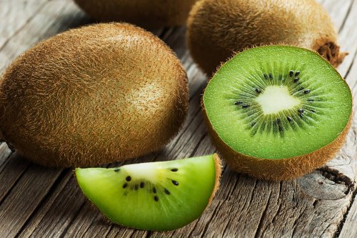 In questo articolo parliamo dei Kiwi, delle loro Calorie e Proprietà Nutrizionali, analizzando i risultati degli Studi che ne sottolineano gli importanti Benefici per Dimagrire e Mantenersi in Salute. Con Approfondimenti e Consigli Nutrizionali