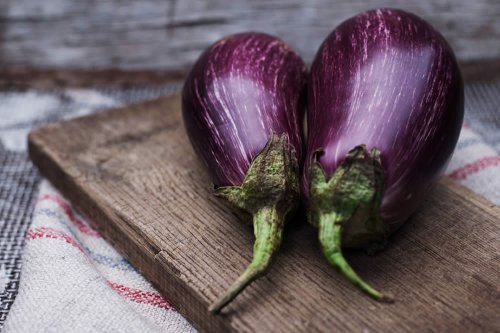 In questo articolo parliamo delle Calorie delle Melanzane, delle loro Proprietà e dei Potenziali Benefici per la Salute. Con Approfondimenti sull'utilità delle Melanzane per dimagrire e l'impatto sulla sazietà e sulla salute