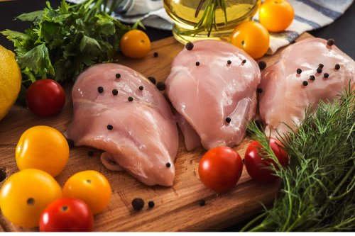 In questo articolo parliamo delle Calorie del Petto di Pollo, delle sua Proprietà Nutrizionali e dei Potenziali Benefici per il Controllo del Peso e il Dimagrimento. Con Approfondimenti, Studi e Ricerche sull'utilità delle Proteine per Dimagrire