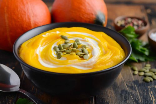 In questo articolo parliamo delle Calorie della Zucca, delle sue Proprietà Nutrizionali e dei Potenziali Benefici per la Salute di Cuore, Occhi e Sistema Immunitario. Con Approfondimenti sull'utilità della zucca per dimagrire e il suo impatto sulla salute