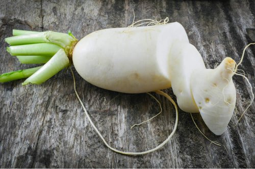 In questo articolo analizziamo le proprietà nutrizionali e salutistiche del Daikon, valutandone la composizione nutrizionale e i benefici per controllare la glicemia e promuovere la salute del cuore prevenendo il cancro