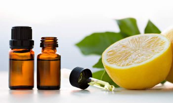 In questo articolo parliamo dell'Olio Essenziale di Limone, spiegandone Caratteristiche, Benefici e Usi in Aromaterapia. Con Ricette Naturali e Informazioni sul Dosaggio, le Controindicazioni e i Modi d'Uso Corretto per Evitare Effetti Collaterali