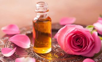 In questo articolo parliamo dell'Olio Essenziale di Rosa, spiegandone Caratteristiche, Benefici e Usi in Aromaterapia. Con Ricette Naturali e Informazioni sul Dosaggio, le Controindicazioni e i Modi d'Uso Corretto per Evitare Effetti Collaterali