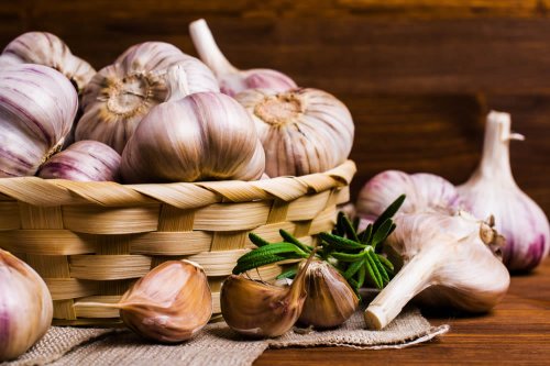 In questo articolo analizziamo le Sorprendenti Proprietà dell'Aglio, valutandone l'Efficacia contro Colesterolo Alto, Ipertensione, Raffeddore, Cancro, Infezioni e Malattie Cardiovascolari. Uso in Cucina, Dosi Ottimali come Integratore, Effetti Collateral