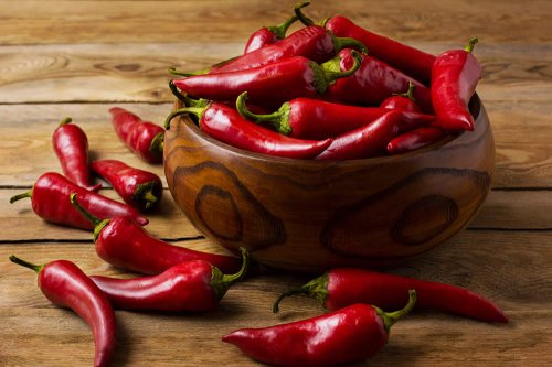 In questo articolo parliamo delle Proprietà della Capsaicina, dall'azione Antidolorifica al Sapore Piccante, dall'attività dimagrante al meccanismo d'azione, analizzandone Dosaggi, Possibili Effetti Collaterali e Controindicazioni