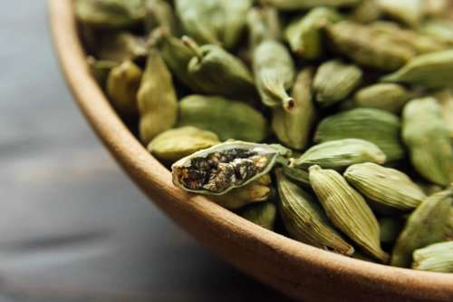 In questo articolo parliamo delle numerose Proprietà del Cardamomo e del suo Olio Essenziale, spiegandone gli Usi in Cucina e i Potenziali Effetti positivi per Favorire la Digestione, Combattere i Batteri e Favorire il Rilassamento Fisico e Psichico 