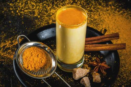 In questo articolo parliamo del Latte di Curcuma (Golden Milk): A Cosa Serve? Quali Benefici? Con l'ausilio di oltre 80 Studi analizziamo le Potenziali Proprietà Antiossidanti, Antinfiammatorie, Antitumorali e Antidiabetiche del Latte Dorato