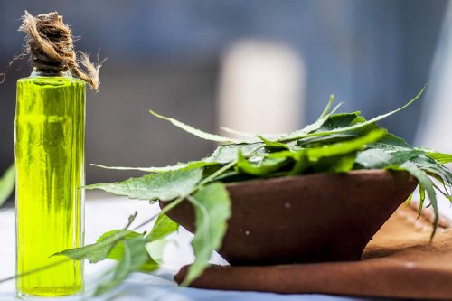 In questo articolo parliamo delle proprietà dell'Olio di Neem (utile per l'azione antimicrobica, cicatrizzante e insetto-repellente), analizzandone composizione, efficacia e modo d'uso, proprietà cosmetiche e avvertenze per un uso corretto