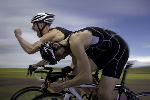 Il ciclismo è uno dei principali campi d'applicazione dell'integrazione alimentare con amminoacidi ramificati. I BCAA infatti hanno una funzione energetica, anti-fatica e di risparmio muscolare che diviene molto importante nelle attività intense di durata