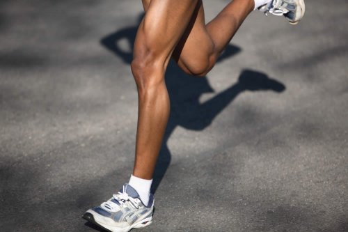 I BCAA sono amminoacidi essenziali con un ruolo importantissimo nel limitare il decadimento della performance atletica durante sport di durata come il podismo. Per questo, i BCAA sono uno degli integratori più usati dai Runner