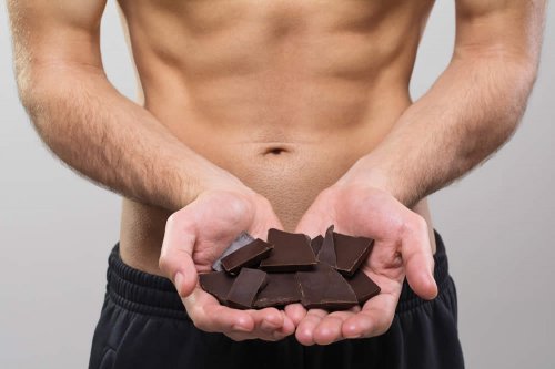 Per gli sportivi più golosi, il cioccolato proteico può rappresentare uno spuntino pratico e un'ottima fonte nutrizionale, a patto che si scelga un prodotto di qualità. Vediamo insieme cosa offre il mercato e quali sono i migliori cioccolati proteici