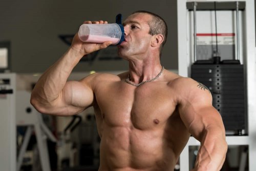 I muscoli si costruiscono (anche) con le proteine; per questo gli integratori proteici sono così popolari tra chi va in palestra e/o pratica bodybuilding. Ma da sole le proteine non bastano, occorre tanto allenamento ed è bene non assumerne troppe