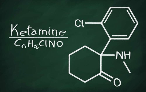 Con questo articolo impariamo a conoscere più da vicino la Ketamina, il suo Meccanismo d'Azione, gli Effetti Prodotti, i Modi d'uso e Assunzione, ma anche gli Effetti Collaterali di un suo utilizzo sporadico e dell'abuso cronico.