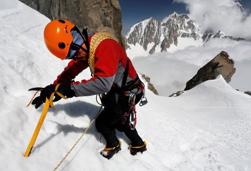 I capi di abbigliamento Hard Shell sono studiati per offrire massima protezione da freddo, pioggia e neve in condizioni climatiche difficili, senza rinunciare alla traspirabilità