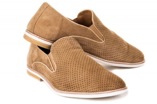 Il nubuck è un tipo di pelle piuttosto pregiato, dall'aspetto simile al velluto; viene utilizzato per la realizzazione di calzature sportive ed eleganti, borse, giacche di pelle, ma anche divani e complementi d'arredo