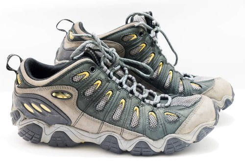 Le scarpe da Trekking si dividono in varie categorie: dalle tradizionali scarpe a tennis per i percorsi meno impegnativi, fino agli scarponi tecnici per tratti innevati o ghiacciati, passando per pedule basse e alte e scarponcini da Trekking