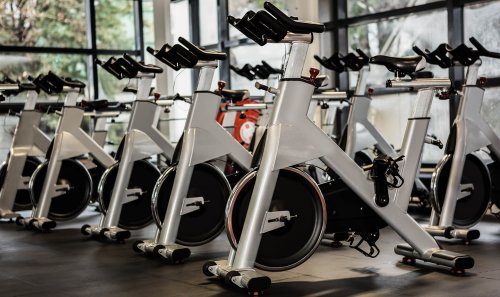 Lo Spinning Aiuta a Dimagrire? O Fa Ingrassare le Cosce e i Glutei? La Risposta è semplice, ma per molti non così scontata. Scopriamo quindi insieme i benefici e le controindicazioni dello spinning